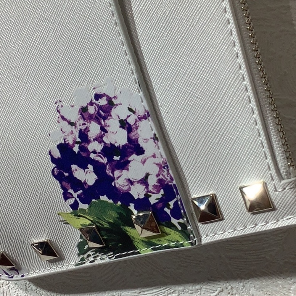 White House Black Market NWT - floral white silver studded medium sized wristlet - Picture 5 of 11
